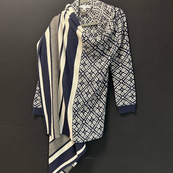 cupcakes & cashmere Navy and White Geometric Cardigan - Picture 3 of 5